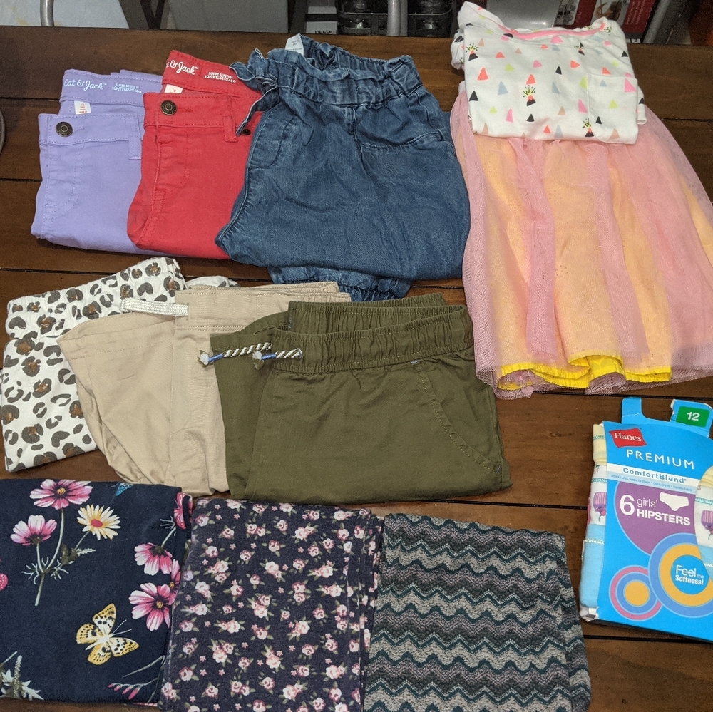 Lot of girls size 10/12 (L) clothes in EUC